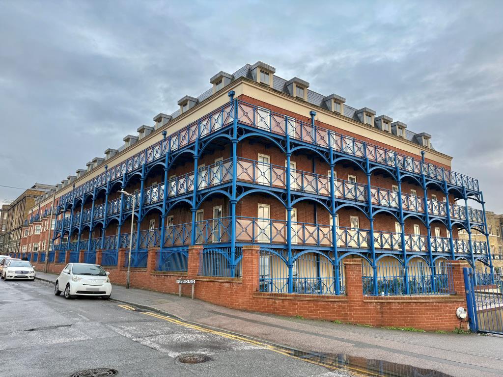 Lot: 93 - GROUND FLOOR TWO-BEDROOM FLAT WITH PATIO - Seafront block of flats